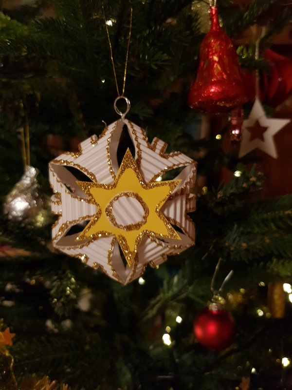 Christbaumschmuck aus Wellpappe – Bastelanleitung und Vorlagen