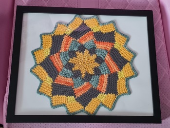 Tunesisches Mandala,gehäkelt nach einer Anleitung von Veronika Hug.
So kann man sich auch die Sonne nach Hause holen und sogar an die Wand machen .😁