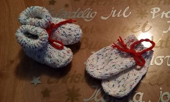 Ich habe diese Schühchen und Handschuhe mit viel Freude und einer guten Anleitung für unsere drittes Enkelkind gestrickt.