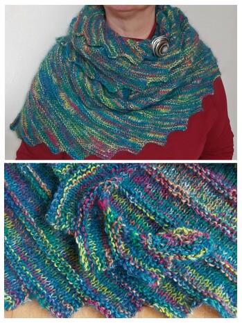 Großer Drachenschwanzschal aus handgefärbter Sockenwolle und Drops Kid Silk.
NS5, rechte und linke Maschen.