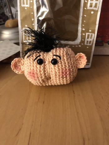 Die Anleitung ist kostenlos und es hat mir richtig Spaßgemacht diesen „Arsch mit Ohren“ herzustellen. Ich weiß auch schon, wem ich diesen Schlüsselanhänger schenke und dass diejenige sich schief lachen wird. 🤣🤣🤣