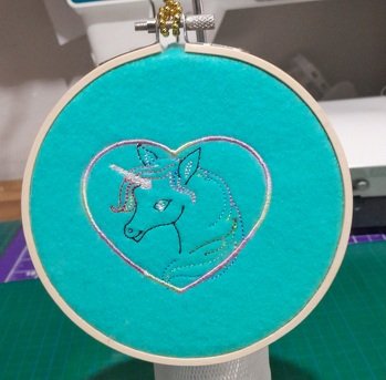 heute mal ein Einhorn digitalisiert und gestickt, das Herz ist eine Datei auf meiner Sticki