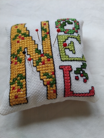 Nadelkissen oder Weihnacht deko - das wird sich noch zeigen. Hab vor lauter Aufregung, da es mein erstes Ornament ist, den aufhänger vergessen 🙈