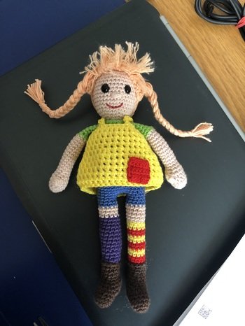 Meine zwei kleinen Enkelinnen wünschten sich von mir eine Pippi Langstrumpf. Da ich keine Anleitung fand, habe ich mal wieder selbst was kreiert.