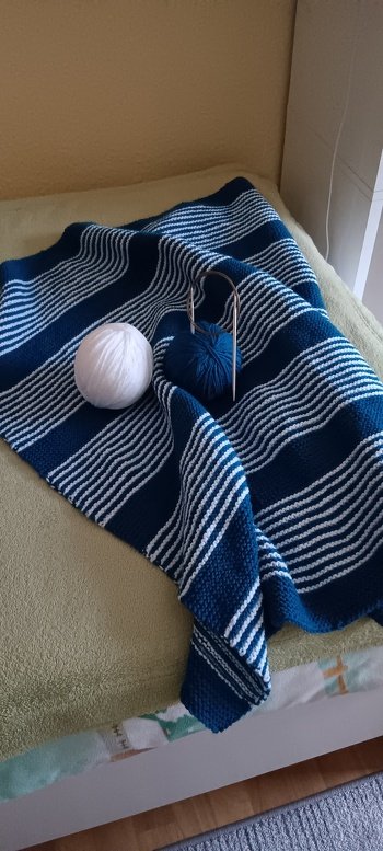 Ich stricke Begrüssungsgeschenke für Babys bei uns im Erzgebirge, Söckche  und Babydecken usw., das mach ich schon viele Jahre.