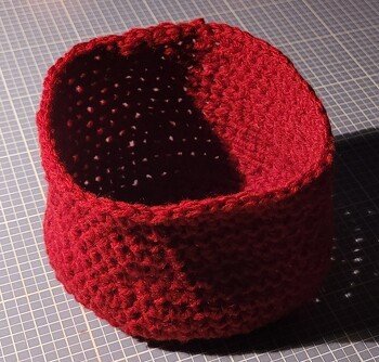 Bei bestimmten Mützen wenn Wolle Feste Mützen macht. Könnte man Mützen auch als Häkel Korb verwenden.  Somit hatte ich Mütze mal hingestellt und sieht wie Korb aus.