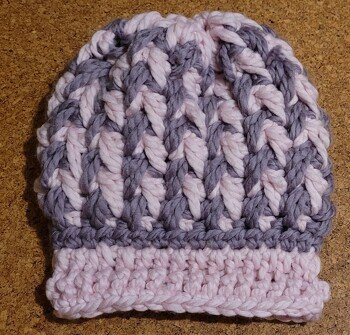 Das ist die 2 Farbige Mütze mit Federmuster.  Nur Bündchen hab ich mir selber ausgedacht ohne Anleitung!
Reine Häkelanleitung für das Federmuster ist eine Kostenlose YouTube Video Anleitung! Muster wird von einem Mann in Reihen gehäkelt.  Das Muster eignet sich für viele Projekte.  Mein erstes Projekt aus dem Muster ist diese Mütze geworden.
Ich werde Allgemein noch weitere Häkel Projekte mit dem Muster ausprobieren!
Wolle stammt vom Online Shop LoveCrafts.de
Mit vielen Kreativen Grüßen