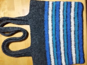 Stricken und in der Waschmaschine filzen. Es ist immer spannend, wie die Tasche wird