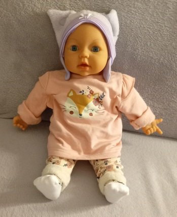 Für den Puppenthread. Mein Krümel hat neue Kleidung. Neu gekauft statt gehäkelt. Ich weiß.🙂