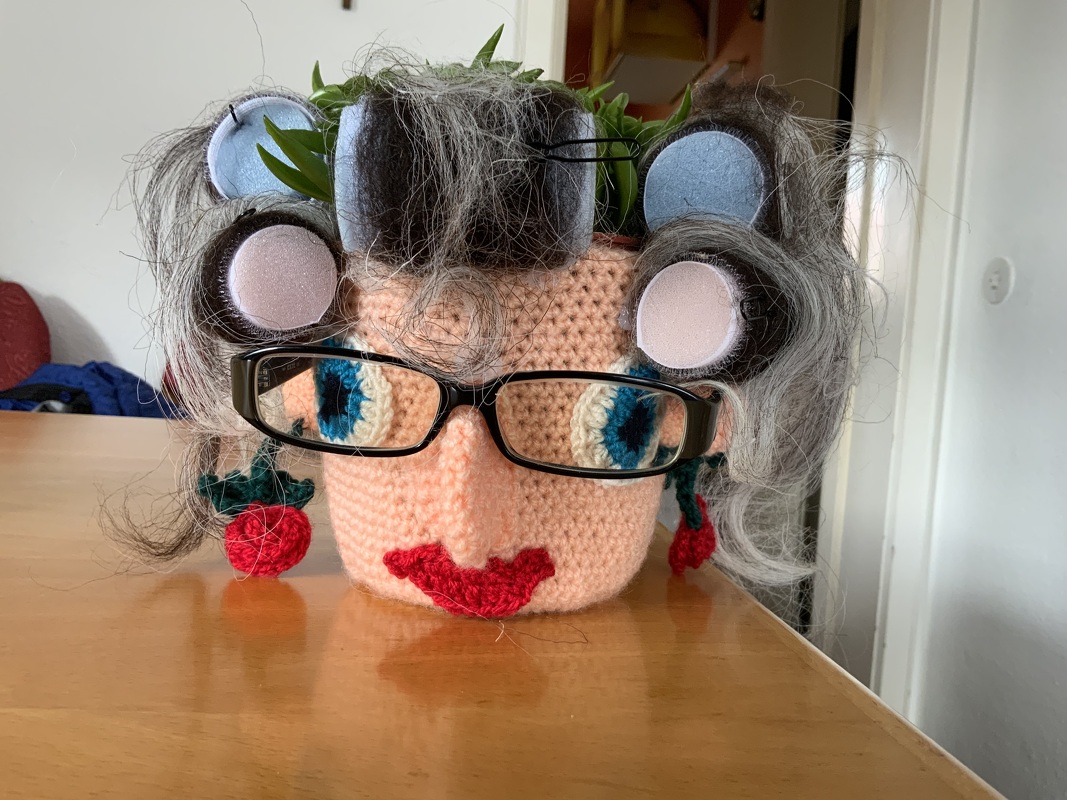 Brillenhalter + Übertopf FRAU WOLLE