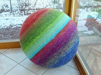 Ich habe mir einen Bezug für meinen Sitzball als Wollresten gehäkelt.