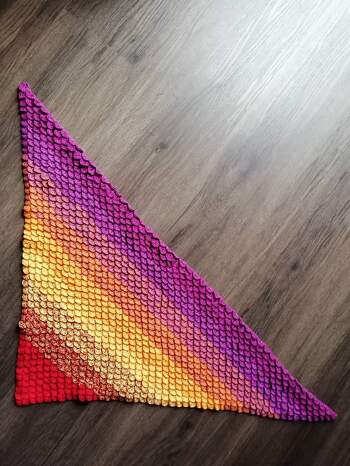 Ich habe vor gut 20 Jahren Häkeln gelernt und inzwischen einige Tücher gemacht, aber das war das, was mich am meisten Geduld gekostet hat😅
Das Muster nennt sich 