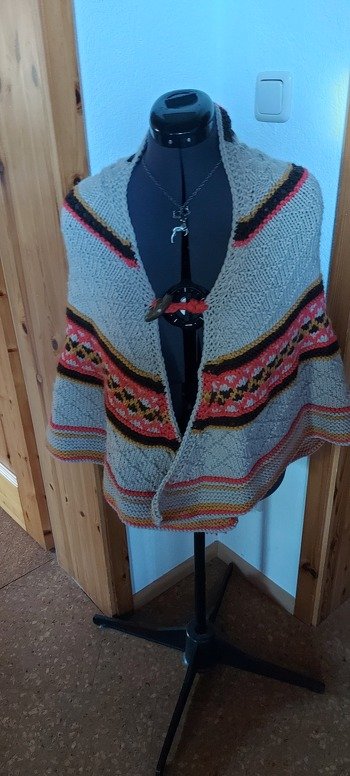 Poncho - schnell und easy durch die etwas dickere Wolle 😍hätte etwas länger sein können