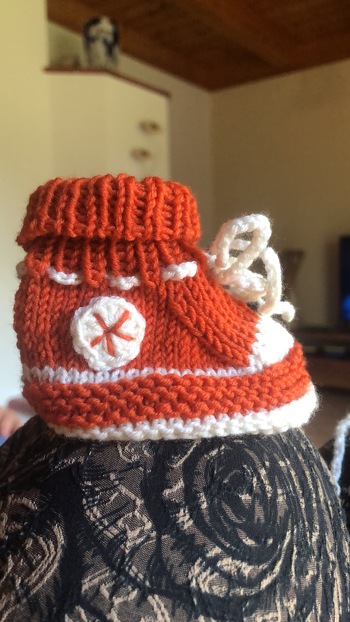 Die Anleitung ist super. Auch die Größen stimmen. Habe schon mehrere Paar in verschiedenen Farbkombis verschenkt. Kommt immer gut an. Gut geeignet um Restposten zu verwerten.