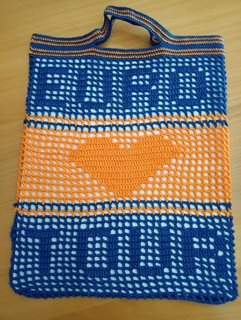 Habe letztes Jahr unzählige Taschen gehäkelt - erst strikt an die Anleitungen gehalten und dann habe ich experimentiert mit Mustern die ich von Schultertüchern umgewandelt habe. Zum Schluss habe ich meiner Bekannten vom Reisebüro Euro Tour eine Tasche mit dem Firmenlogo gehäkelt.