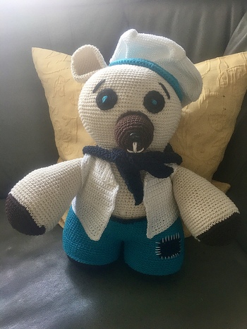 Das war eine Anleitung von Claudia Antes -wolligurumi- die sie hier kostenlos einstellte. Hose und Weste sind ohne Anleitung. Gehäkelt mit Baumwolle. Auf dem Halstuch ist hinten ein Anker aufgestickt. Claudia nannte ihn „Baby Bär“, bei unserer Enkelin ist es der „See-Bär“