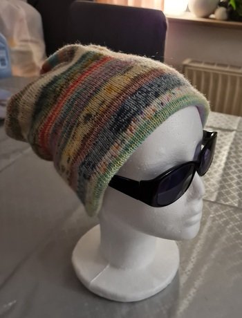 Habe schon den passende dazu gestrickt. Hier ist die Mütze aus Sockenwolle reste. Alles rund gestrickt, dadurch braucht man nicht die Fäden zu vernähen. Mütze in einander stülpen, und die Mütze hält richtig warm