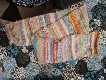 Habe hier Sockenwolle ,jedoch nur helle Farben, verstrickt. Der Schal ist rundgestrickt, die Fäden braucht man dadurch nicht zu vernähen. Er hält schön warm. Habe auch so einen Loop und Mütze passend dazu gestrickt!