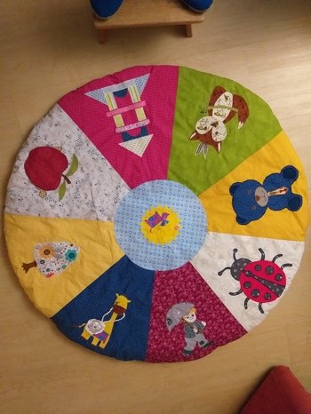 Krabbeldecke, mit einer Bettdecke gepolstert, Knisterfolie, Rassel und Quietsche in den Motiven verarbeitet