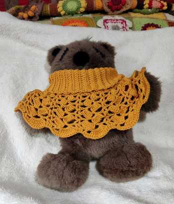 nach der Anleitung:
Häkelanleitung Schalkragen von LonkasDesign
gehäkelt mit Merino-Cotton Garn, in der Abschlußreihe habe ich die Bogenkante durch halbe Stäbchen ersetzt.
Tolle Anleitung, super gut zu arbeiten. Der Schalkragen passt hervorragend und gefällt mir sehr gut.