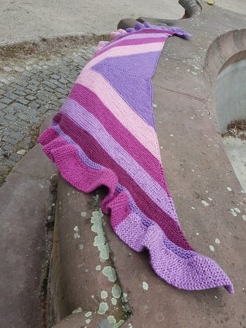 Schultertuch aus Woll-Cakes von Tedi. Nur rechte Maschen!