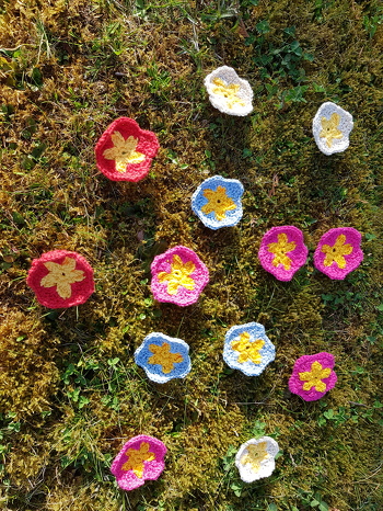 Frühlingsblumen aus Baumwollresten.