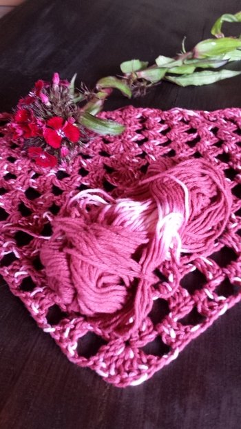 Tuch aus selbstgebatikter Baumwolle. Sehr einfach in der Waschmaschine mit Simplicol-Textilfarbe durchführbar.