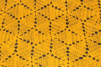 Wenn man gehäkelte Sechsecke aneinander näht, entsteht ein spannendes Muster!