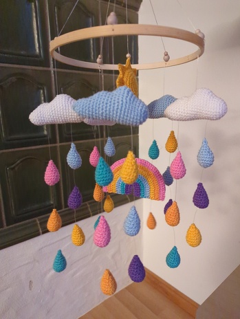 Regenbogen-Mobile nach der Anleitung von Zwergerlstrick. Hat viel Spaß gemacht das Teil zu häkeln, auch wenn es doch einige Zeit in Anspruch genommen hat...