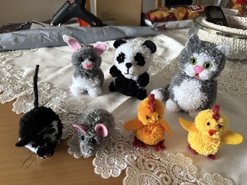 Alles aus Pompom nach Mustern aus Youtube nachgearbeitet. Es geht viel Wolle dabei drauf, macht aber einen riesigen Spaß.