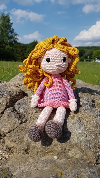 Diese Püppi war ein Geschenk zur Einschulung.
Sie wird bis heute innigst geliebt.