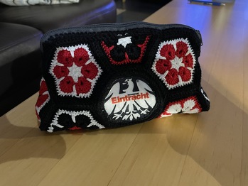 Gefertigt nach der Anleitung von ruthk
Die Eintracht-Fans in unserer Familie waren begeistert 🤩