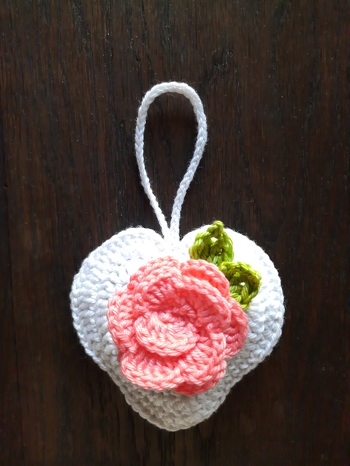 Diese Puppe habe ich für meinen Sohn gestrickt. 1986. Jetzt wartete die Puppe auf den Besuch von unserem Enkelkind Hilda zu Ostern. Die Puppe ist gestrickt und das Kleid gehäkelt. 👗 Es Hat Spaß gemacht. Habe letztes Jahr die kleinen Taschen von Euch als Adventskalender gehäkelt, für meine Tochter ( 33 Jahre alt ). Sie war begeistert und ich auch. Viele Grüße Petra