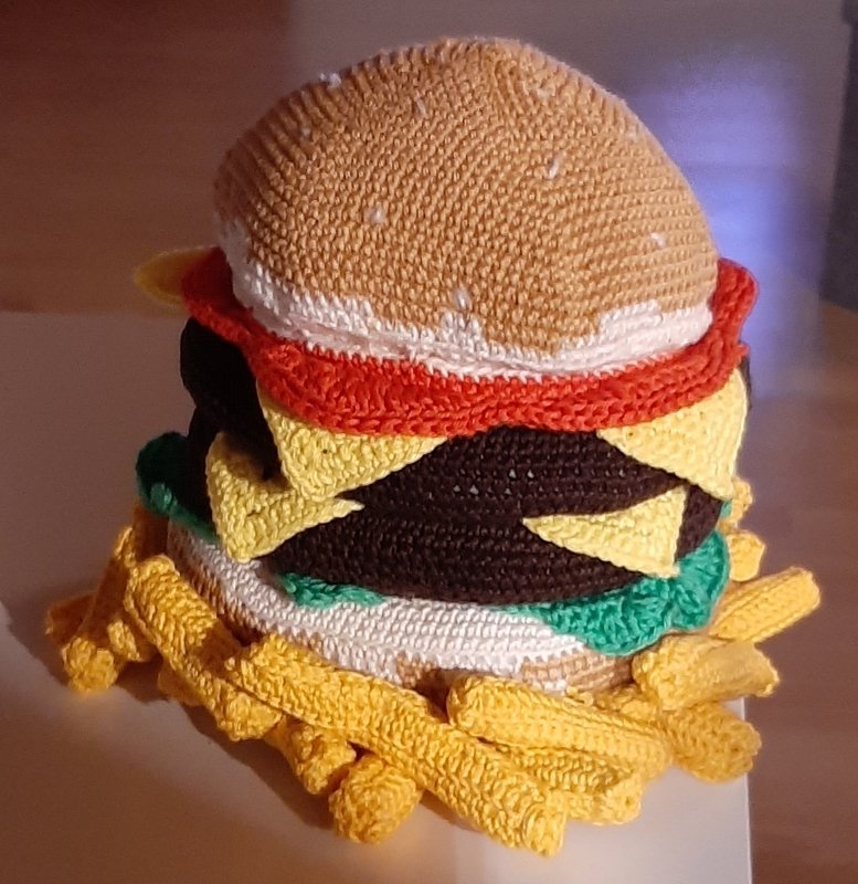 Klorollenhut Cheeseburger mit Pommes - Häkelanleitung