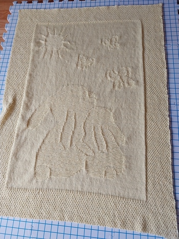 Ich habe diese wunderschöne Babydecke nachgestrickt. Die Anleitung dazu ist auch für Anfänger sehr gut geeignet. Ich habe die original Wolle in der Anleitung verwendet und genau 300g verbraucht.