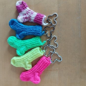 Schlüsselanhänger aus neonfarbiger Sockenwolle