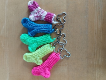 Schlüsselanhänger aus neonfarbiger Sockenwolle