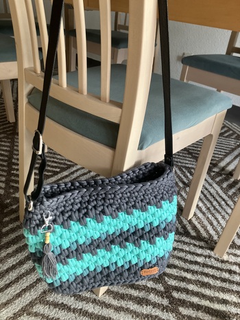 Gehäkelt aus Hobbii Bungee Mini mit festen Maschen und tiefer gestochene feste Maschen.