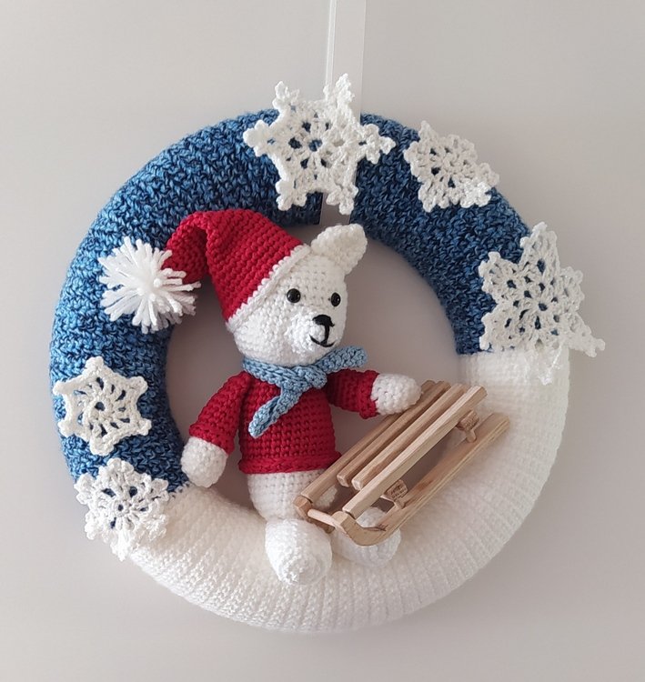Winter door wreath - polar bear Knut - crochet pattern