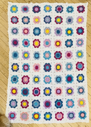 Nach eigener Idee endlich ein großes Projekt beendet! Decke 1,91 x 1,25 m Gewicht 2300g Drops loves you 7 doppelfädig mit NS 4,5 gehäkelt