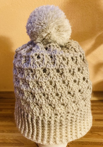 Das ist eine tolle Anleitung, nach der ich gearbeitet habe. Eigentlich ist das Muster in zwei Farben viel besser zu erkennen, aber ich hatte dieses Farbverlaufsgarn für mich ausgesucht, es hat sehr viel Freude bereitet diese Mütze nachzuarbeiten.