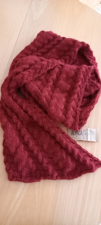 Tolle Anleitung für eine besondere Form eines Schal,  der sich auch schnell mit dünnerer Wolle gestrickt ist.