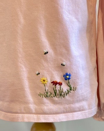 Und für eine meiner Töchter habe ich noch ein einfaches Langarmshirt zu einem Unikat gemacht