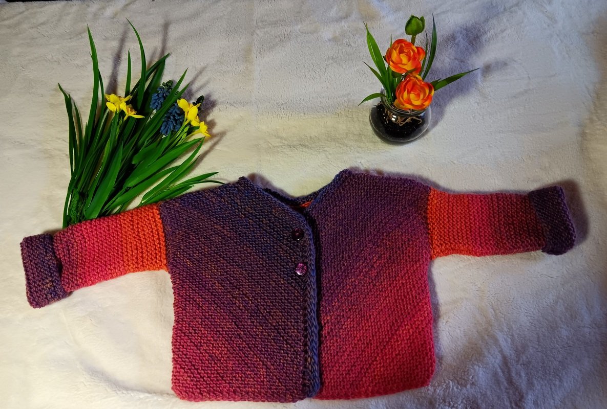 Schräg gestricktes Jäckchen "Lisa"