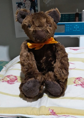 das SM für das Zottelinchen habe ich vor ca 1-2 Jahren mal selber entworfen, aber bin nie dazu gekommen es mal zu nähen, heute dachte es ist Zeit und  es stellr5 sich euch vor, das Zottelinchen :-)))Es ist ein Teddy ohne Gelenke, ein sogenannter Schlenkerteddy. Teilweise mit der Nähma und per Hand genäht