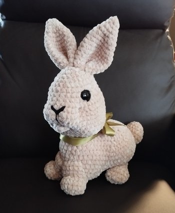 süßer Kuschelhase hat Freude gemacht ihn zu häkeln