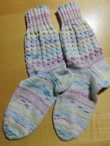 Socken mit Lochmuster