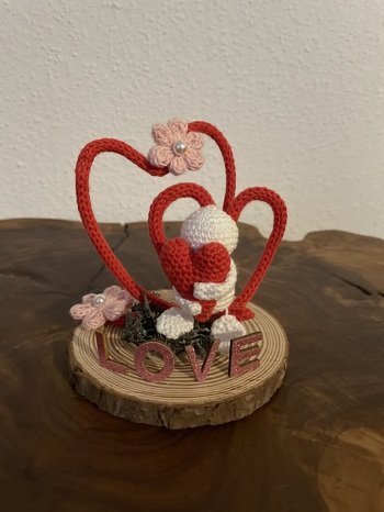 Und hier noch eine kleine Liebeserklärung 😍
Die Anleitung für diesen süßen Herzträger findet ihr unter @rosi_und_hanni