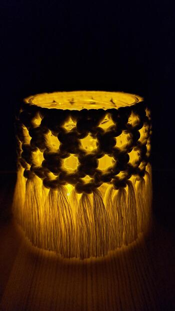 Hallo, du bist auf der Suche nach einem Geschenk für unterschiedlichste Anlässe? Willkommen auf meiner Seite. Ich biete Makramee-Windlichter. Das Windlicht hat eine Höhe von 10 cm und eine Breite von 8 cm. Viel Spaß beim Stöbern.