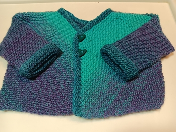 Eben ist das zweite schräg gestrickte Jäckchen von Appelino fertig geworden. Ich habe insgesamt  80 g Lang Yarns Lovis für Gr. 56 gebraucht.  I